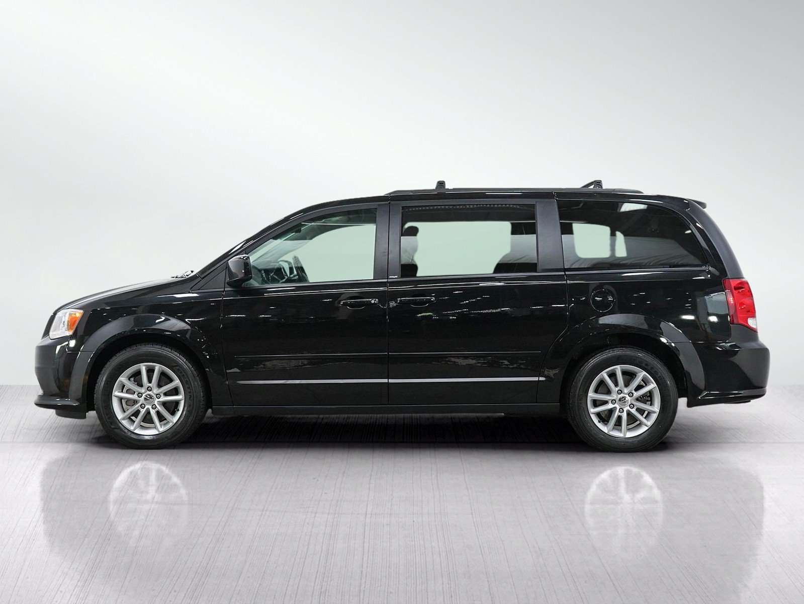 Used 2014 Dodge Grand Caravan SXT w/ Rear Park Assist Package FWD image 2