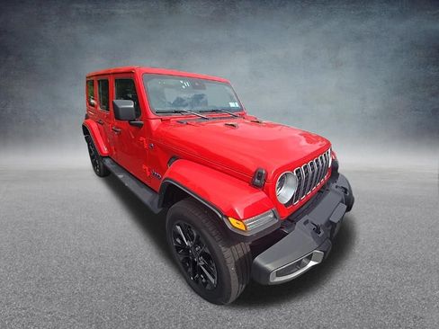Used 2025 Jeep Wrangler Unlimited Sahara AWD/4WD image 2
