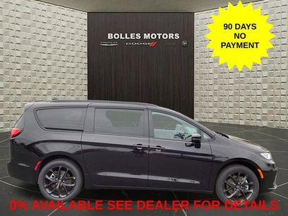 New 2026 Chrysler Pacifica Select w/ S Appearance Package