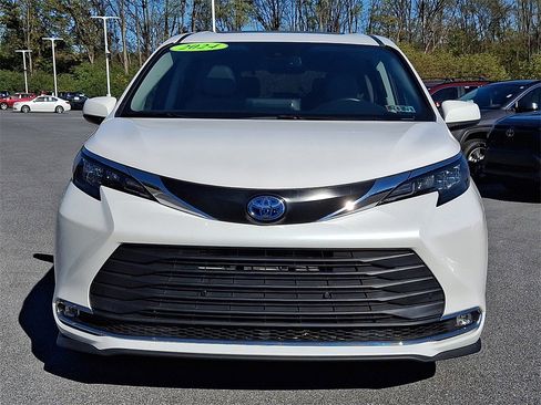 Certified 2024 Toyota Sienna XLE image 2