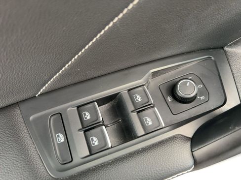 Used 2022 Volkswagen Tiguan SE w/ Panoramic Sunroof Package image 13