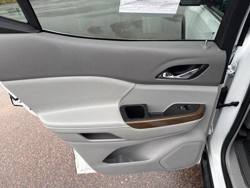 Used 2019 GMC Acadia SLE image 19