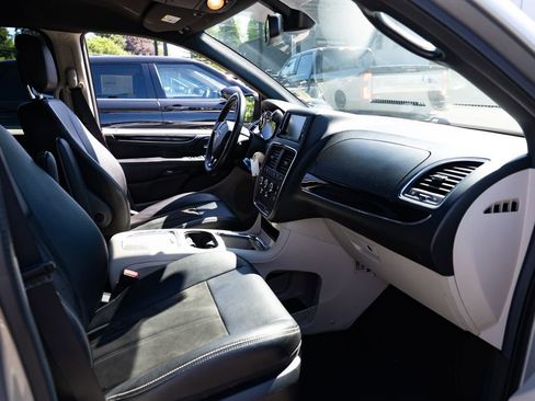 Used 2019 Dodge Grand Caravan SXT FWD image 23