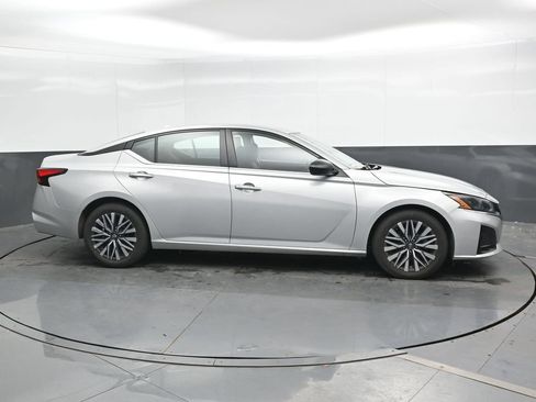 Used 2024 Nissan Altima 2.5 SV FWD image 3