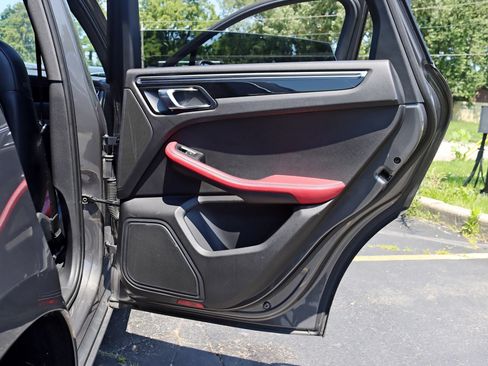 Used 2015 Porsche Macan S AWD/4WD image 32
