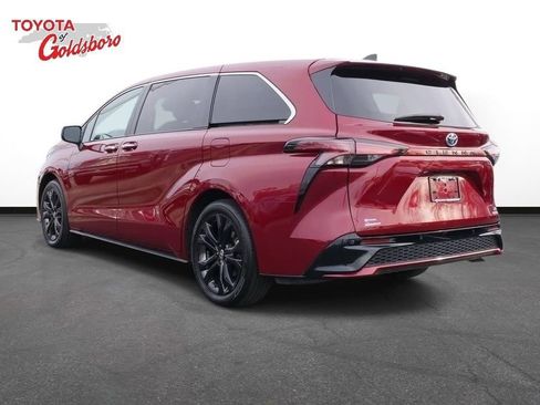 Used 2023 Toyota Sienna XSE image 8