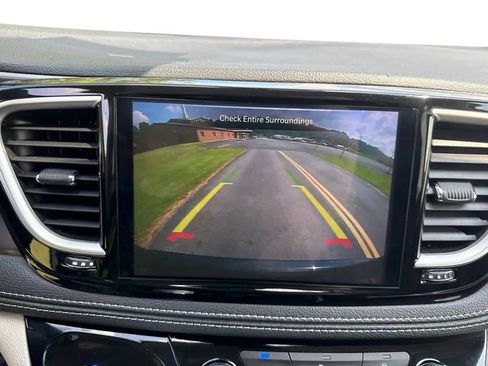 Used 2023 Chrysler Pacifica Touring-L FWD image 23