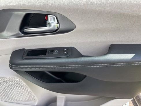 Used 2023 Chrysler Pacifica Touring-L FWD image 40