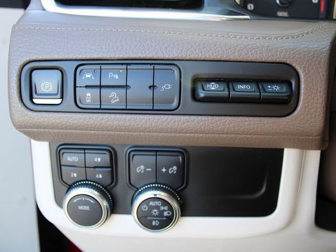 Used 2021 GMC Yukon Denali w/ LPO, Illumination Package image 22