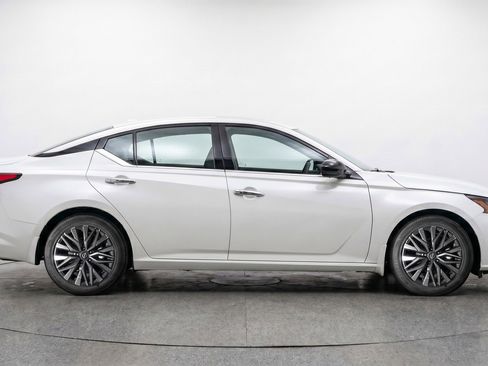Used 2025 Nissan Altima 2.5 SV FWD image 11