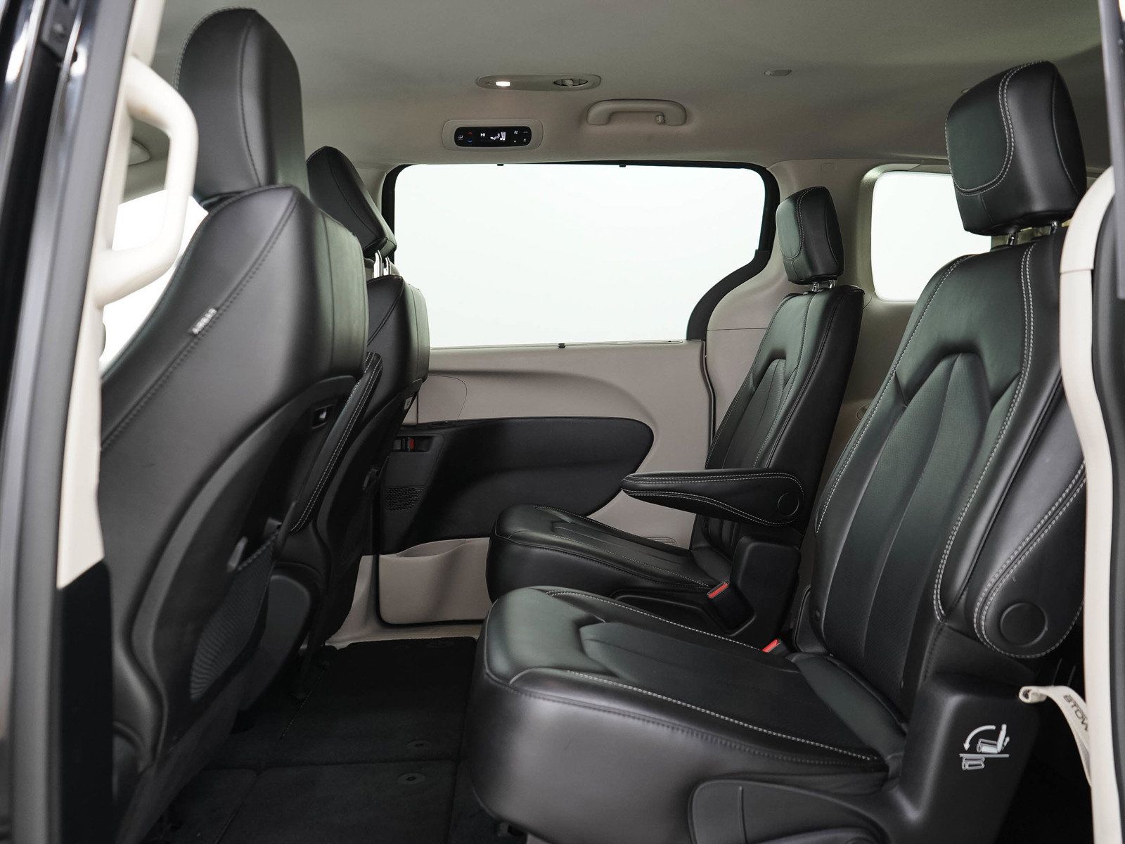 Used 2023 Chrysler Pacifica Touring-L FWD image 18