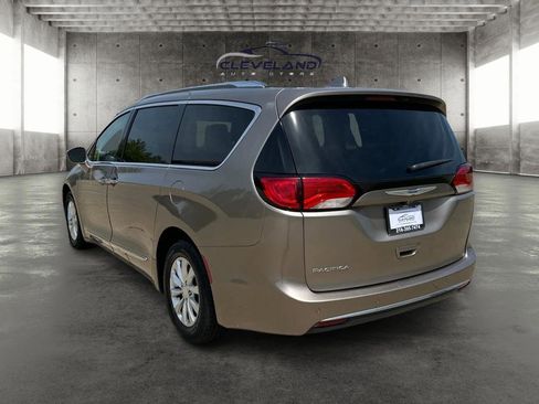 Used 2018 Chrysler Pacifica Touring-L FWD image 5