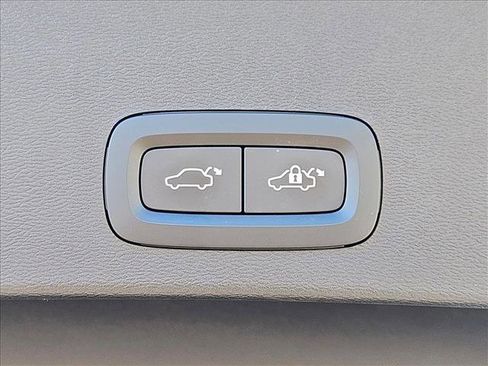 Used 2022 Volvo XC40 P8 Recharge Plus AWD/4WD image 8