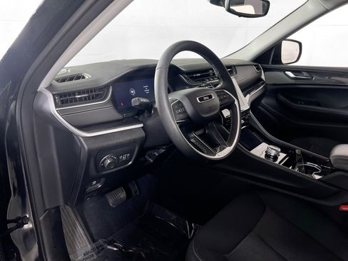 Used 2023 Jeep Grand Cherokee Laredo w/ Luxury Tech Group I image 9