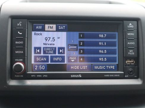Used 2010 Volkswagen Routan SE FWD image 29