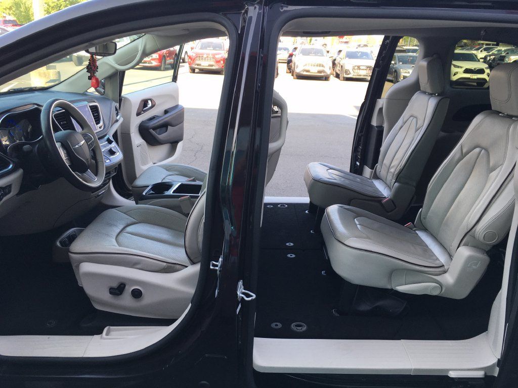 Used 2017 Chrysler Pacifica Limited FWD image 31