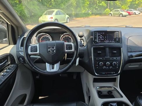Used 2018 Dodge Grand Caravan SXT FWD image 14