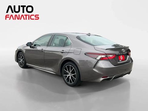 Used 2021 Toyota Camry SE FWD image 3