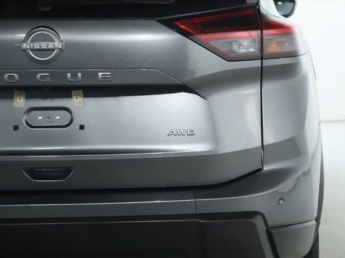 Used 2024 Nissan Rogue S image 45