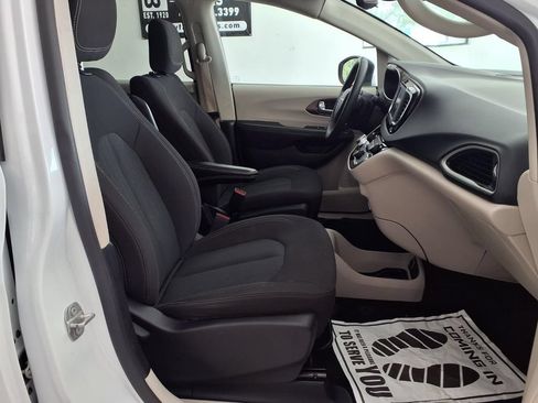 Used 2023 Chrysler Voyager LX FWD image 16