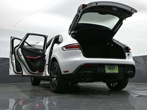 Used 2025 Porsche Macan AWD/4WD image 35