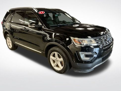 Used 2017 Ford Explorer XLT w/ Equipment Group 202A AWD/4WD image 8
