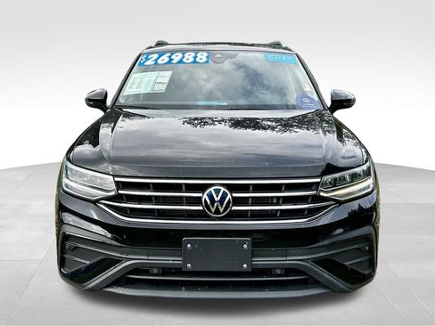 Used 2023 Volkswagen Tiguan SE image 2