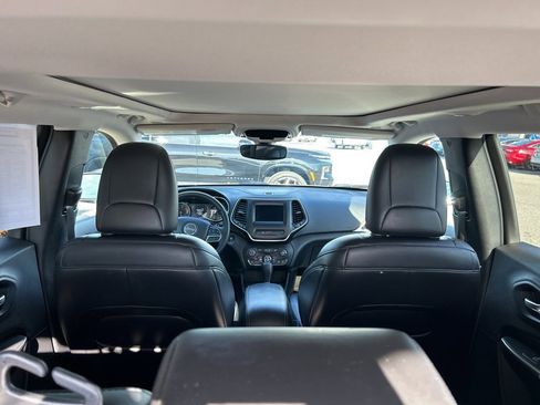 Used 2019 Jeep Cherokee Latitude Plus w/ Comfort/Convenience Group image 9