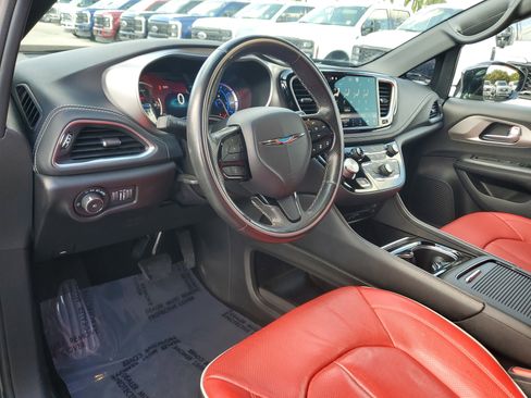 Used 2021 Chrysler Pacifica Limited w/ Uconnect Theater Family Group image 9
