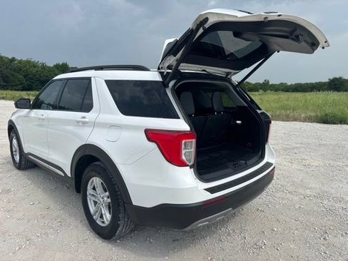 Used 2023 Ford Explorer XLT w/ Equipment Group 202A RWD image 4