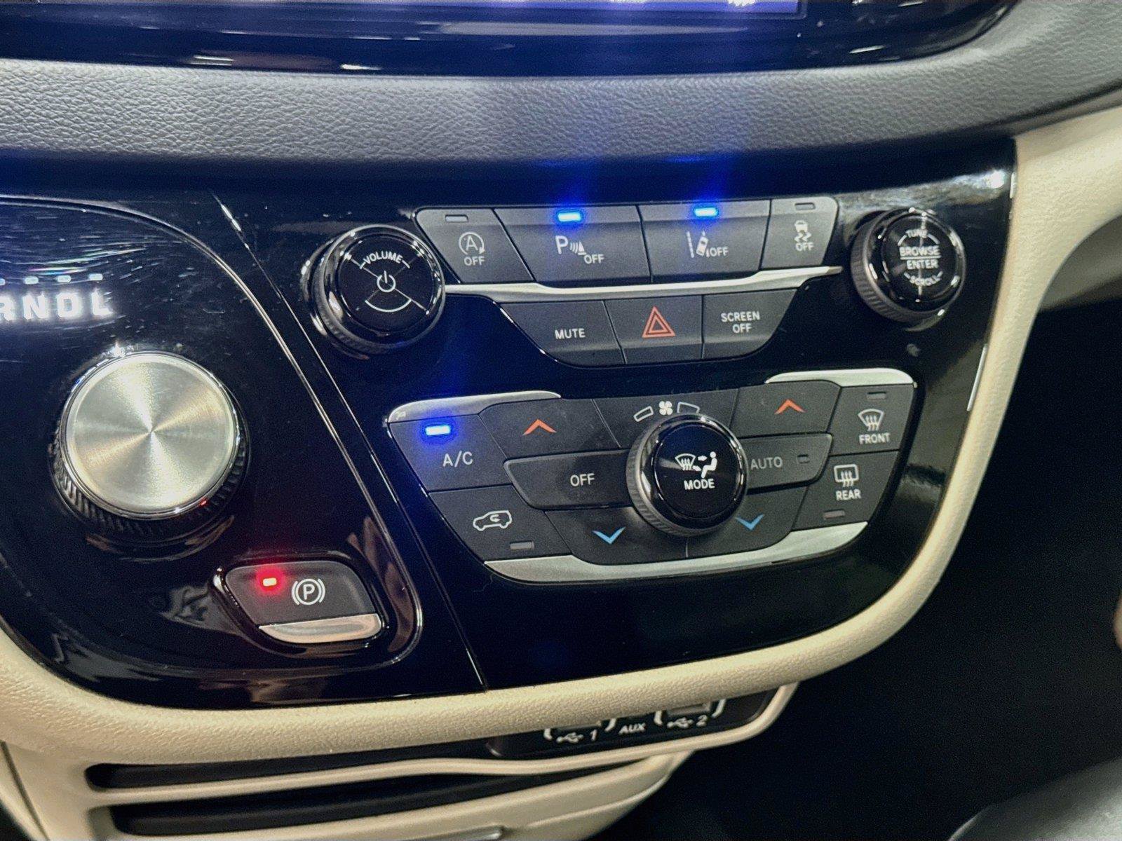 Used 2024 Chrysler Pacifica Touring-L FWD image 8