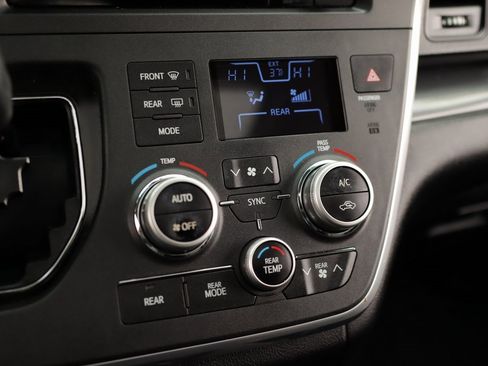 Used 2017 Toyota Sienna SE image 15