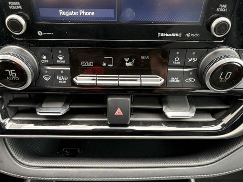 Used 2021 Toyota Highlander XLE AWD/4WD image 20