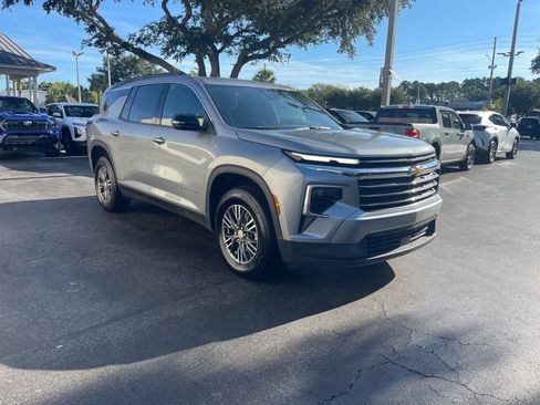 Used 2026 Chevrolet Traverse LT FWD image 7
