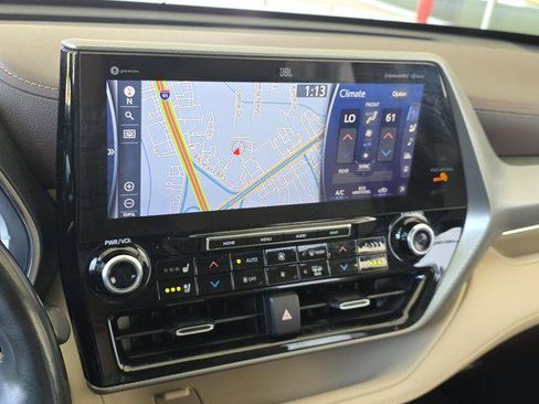 Certified 2021 Toyota Highlander Platinum FWD image 18