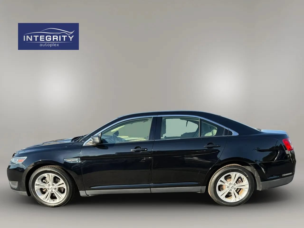Used 2018 Ford Taurus SE FWD image 2