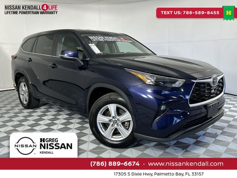 Used 2025 Toyota Highlander LE FWD image 1