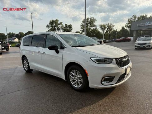 Used 2025 Chrysler Pacifica Select FWD image 9
