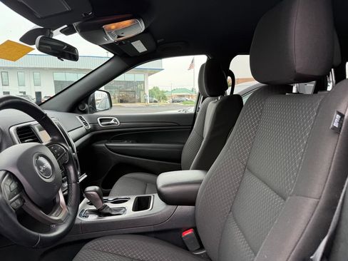 Used 2020 Jeep Grand Cherokee Laredo AWD/4WD image 25