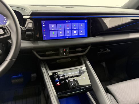Certified 2025 Porsche Macan Electric RWD image 37