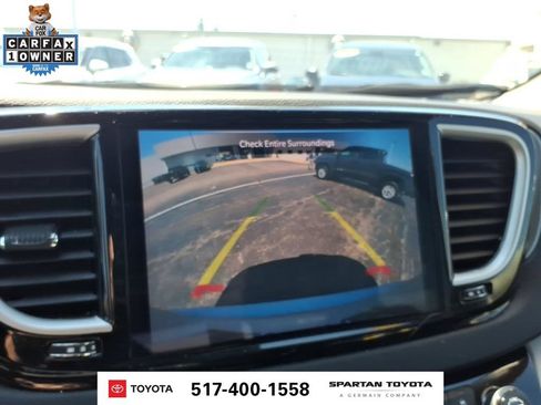 Used 2024 Chrysler Pacifica Touring-L FWD image 23