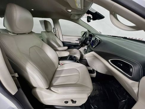 Used 2021 Chrysler Pacifica Touring-L FWD image 42