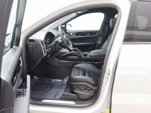 Used 2022 Porsche Cayenne Platinum Edition image 6