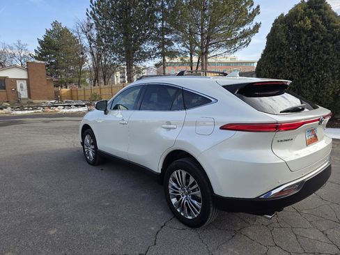 Used 2022 Toyota Venza XLE image 6