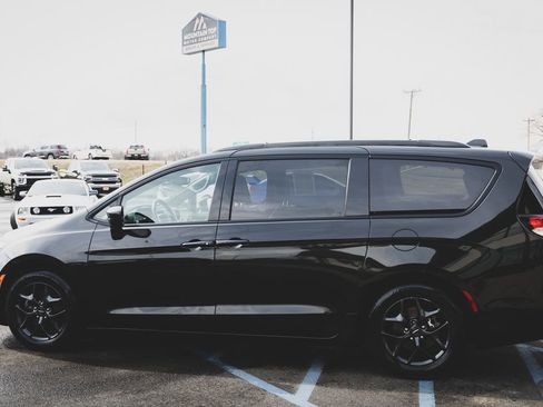 Used 2018 Chrysler Pacifica Touring-L w/ Premium Audio Group image 6