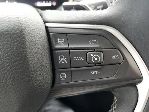 Used 2024 Jeep Grand Cherokee Laredo AWD/4WD image 18