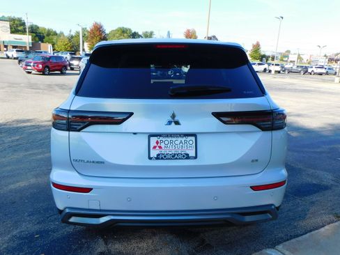 New 2025 Mitsubishi Outlander SE image 4