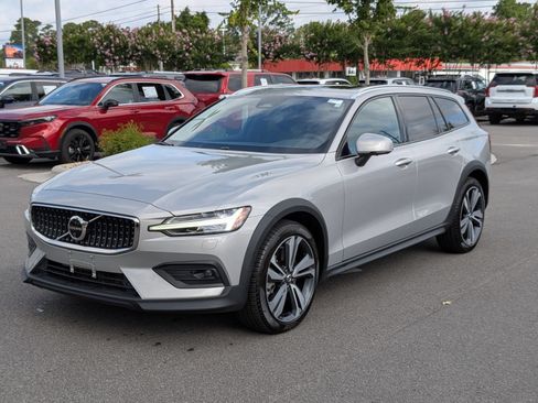 Used 2025 Volvo V60 B5 Cross Country Plus AWD/4WD image 7