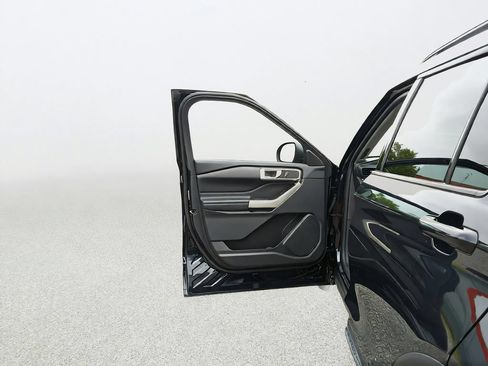 Used 2022 Ford Explorer XLT RWD image 17