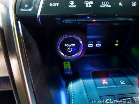 Used 2024 Toyota Venza Limited image 23